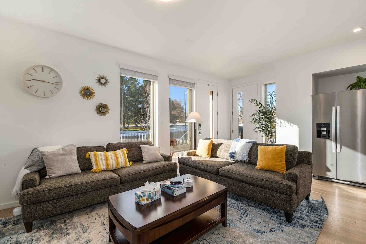 New Urban Oasis – with covered deck and workspace! gallery image 5