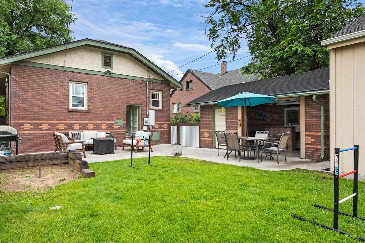 3 min to DU, gameroom, wifi, BBQ gallery image 2