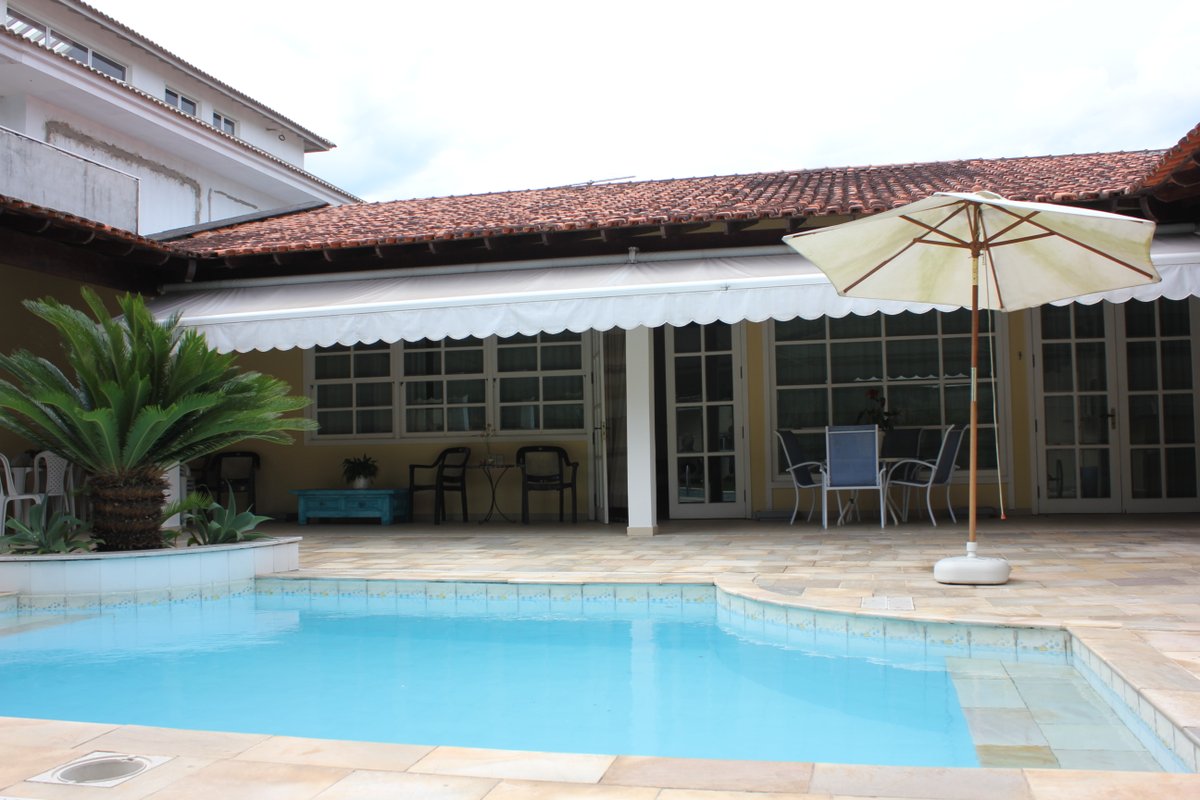 Casa grande com 4 suítes, piscina, churrasqueira