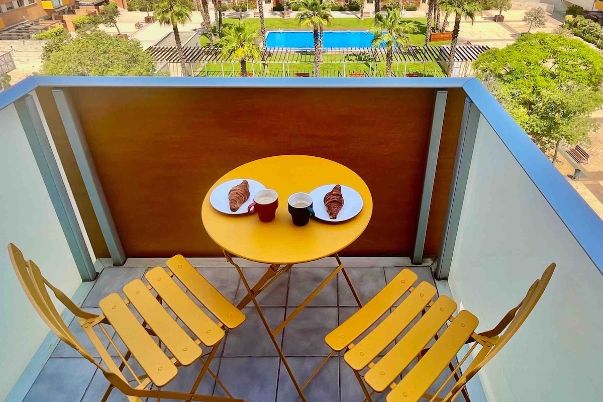 ♥ BEACHSIDE SUNNY MODERN WITH POOL ♥ | PARKING 24H gallery image 4