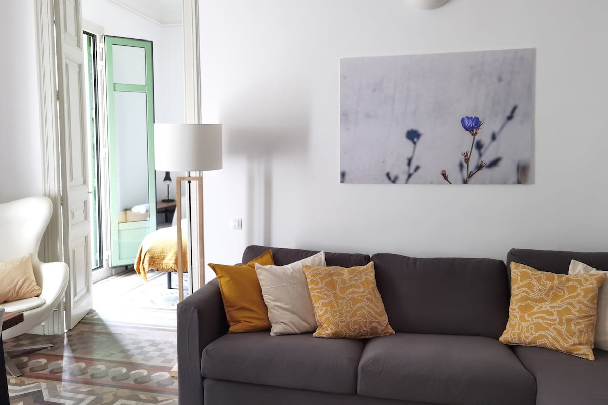 Elegant 3BR + Pool, A/C & Balconies – Center BCN gallery image 4