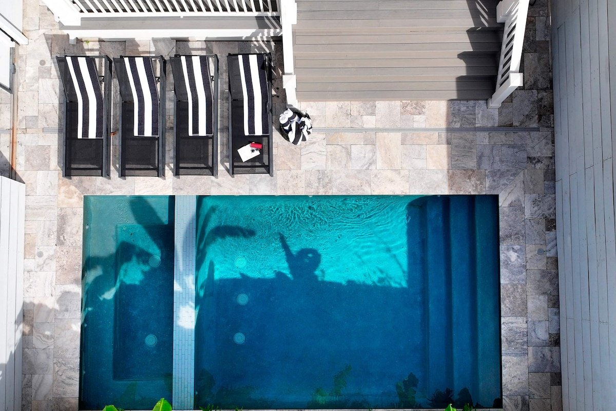 Luxe 7 Bedroom Home | Heated Pool & Spa gallery image 4