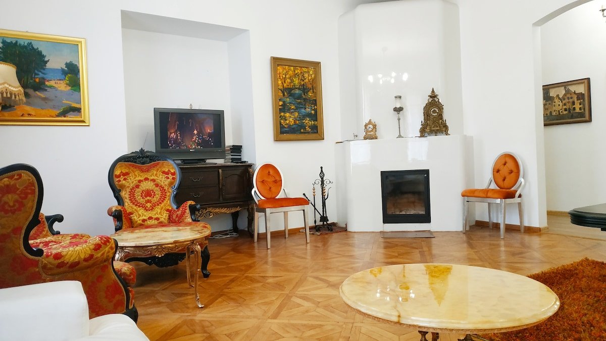 Old Town Charm 5bedrm 178sqm 7 rooms appartment gallery image 4