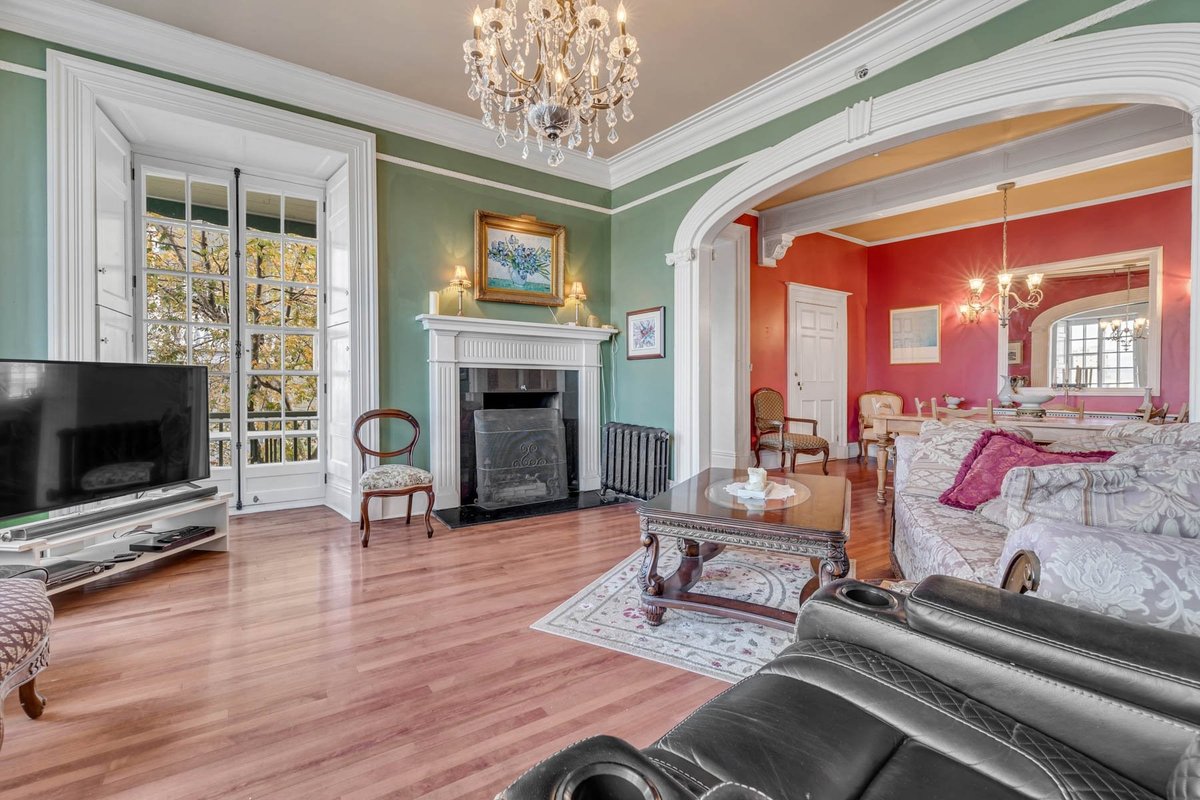 Georgian Home in Old Town (1500 sf)