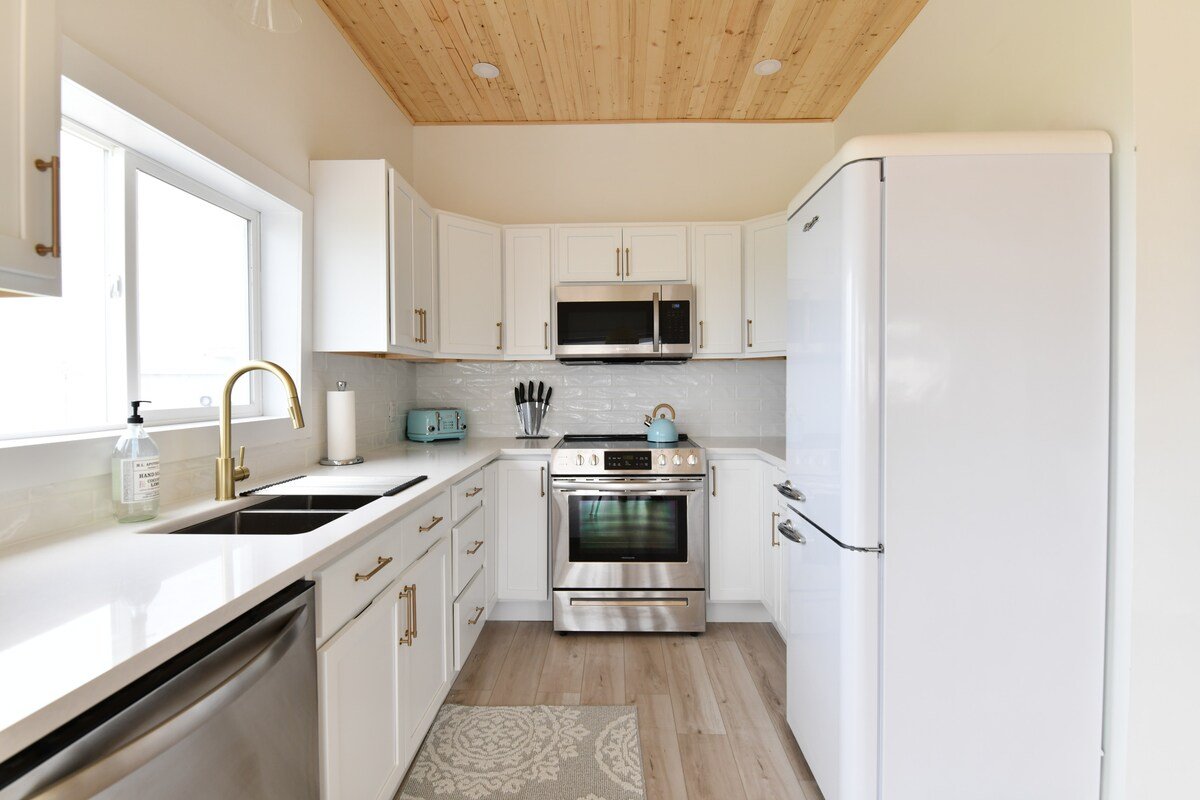 Oceanfront 3BR Cottage Cozy Coastal Retreat gallery image 5