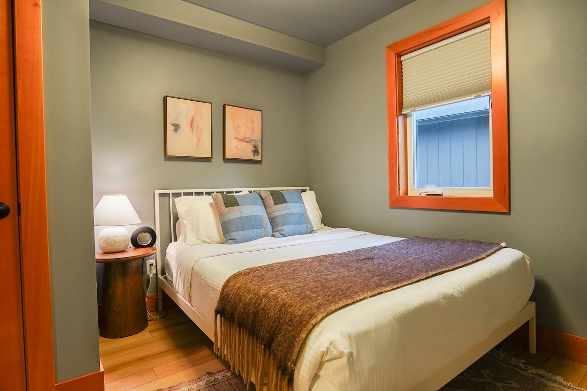 Luxe Mt Baker Home – Hot Tub, Foosball, Starlink gallery image 5