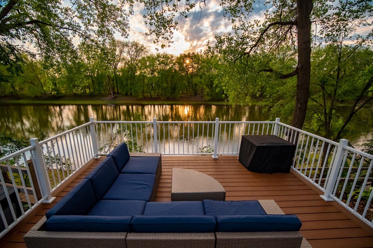 Spacious Riverview Home | Gather, Relax & Soak gallery image 5