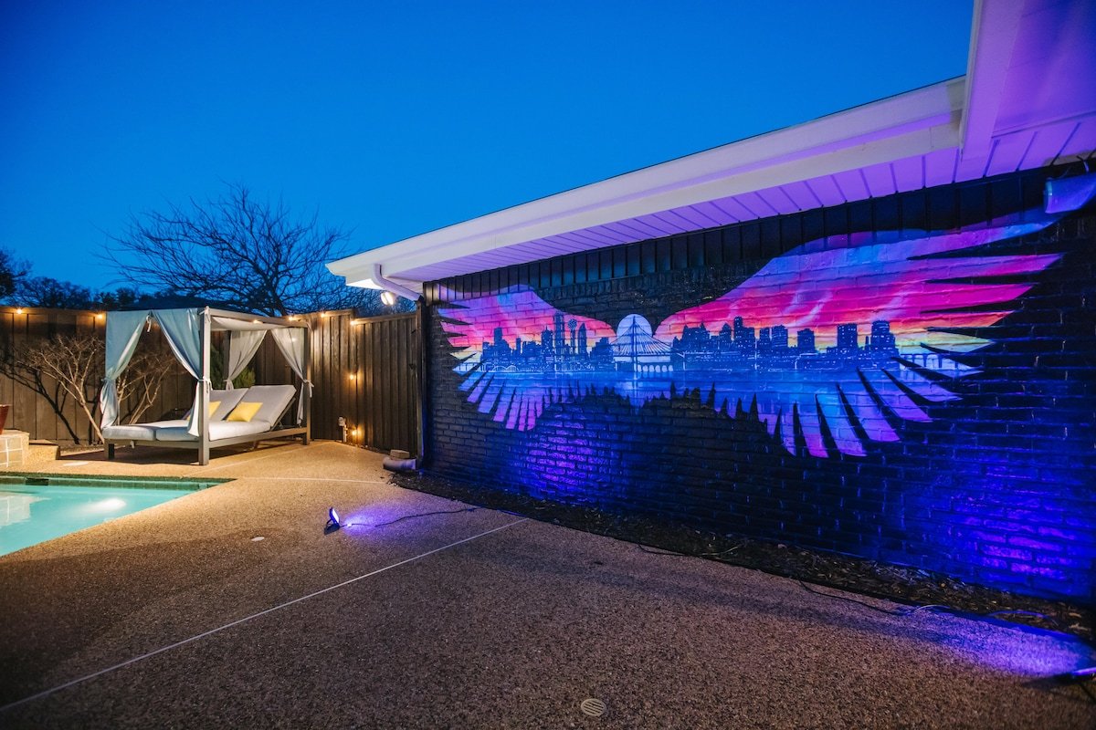 Sleeps 18 | Heated Pool | MiniGolf | Uptown Dallas gallery image 3