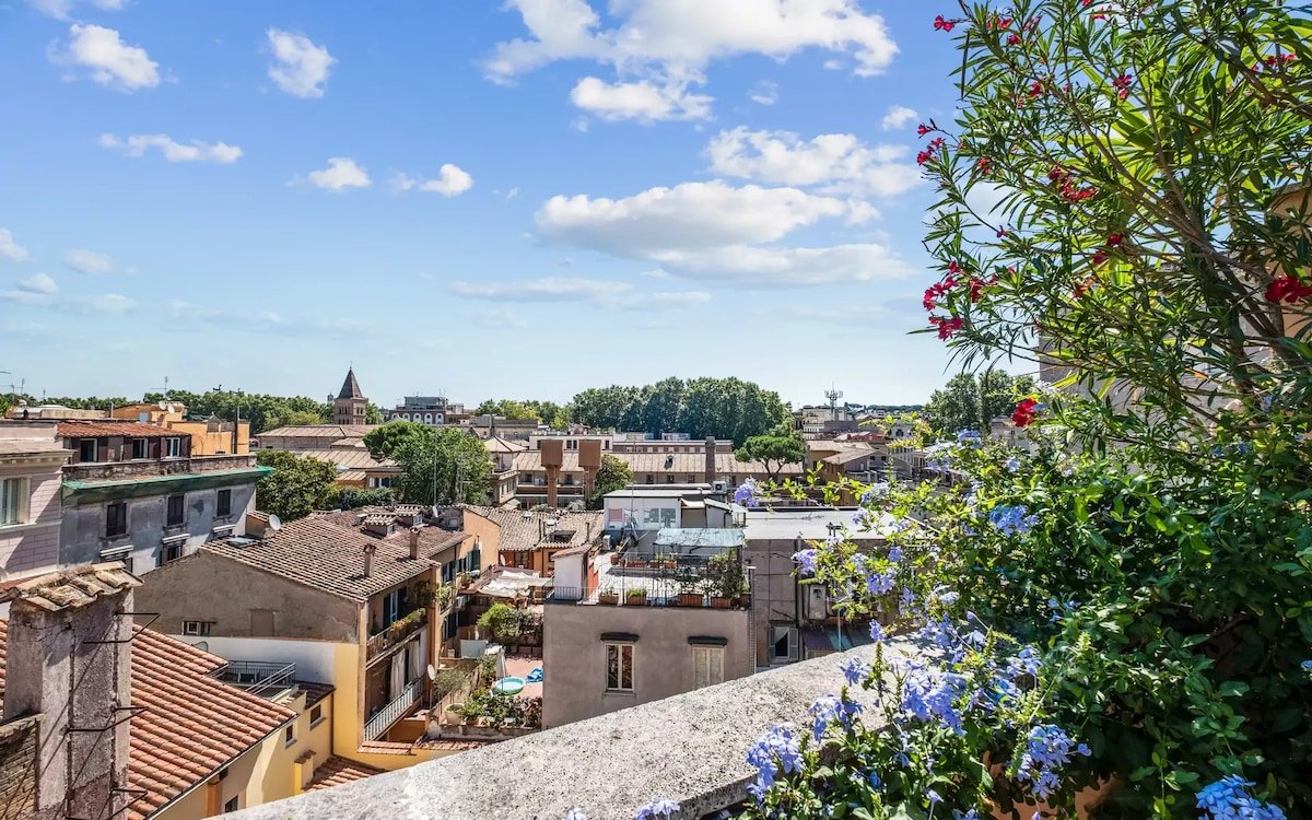 Trastevere penthouse with double exposure gallery image 3