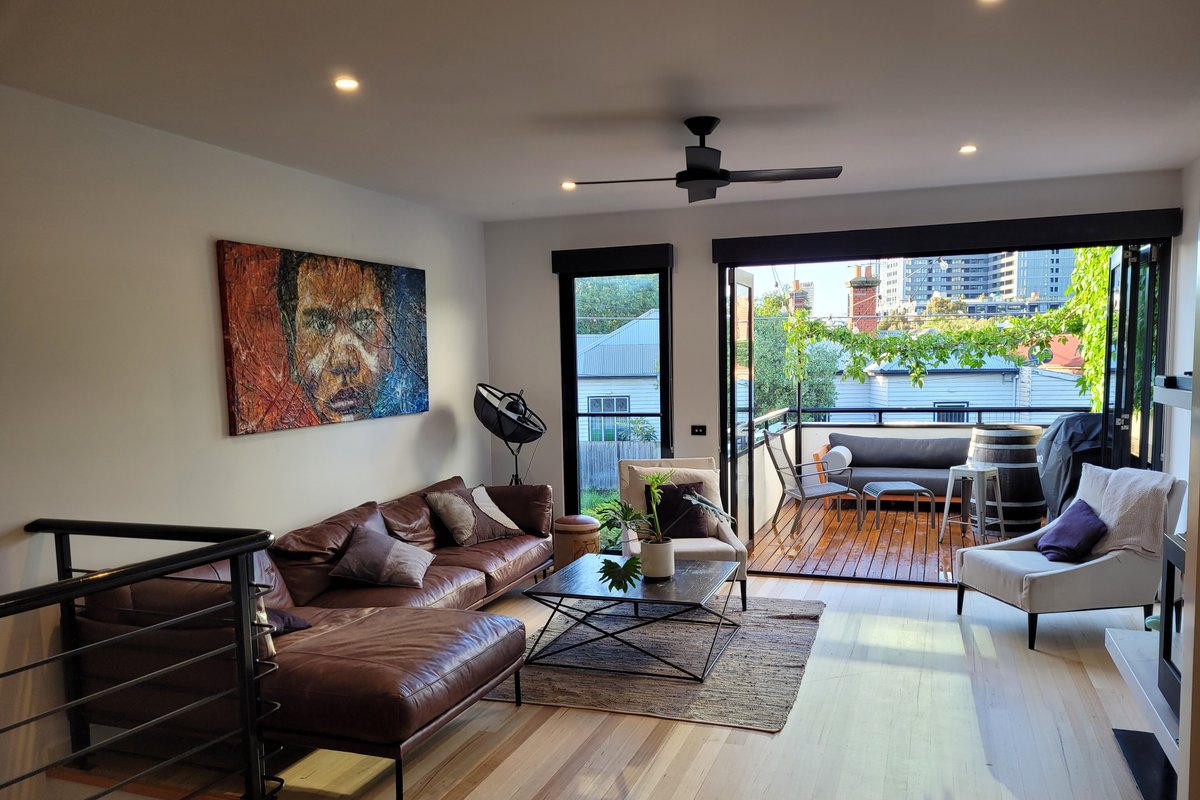 Light filled 3 Bed Townhouse, w/ the city backdrop