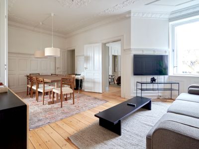 Central 2BR Loft | 6min to Metro & Balcony