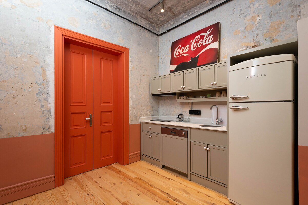 Penelope’s Loft: Just Renovated 5Br in City Centre gallery image 5