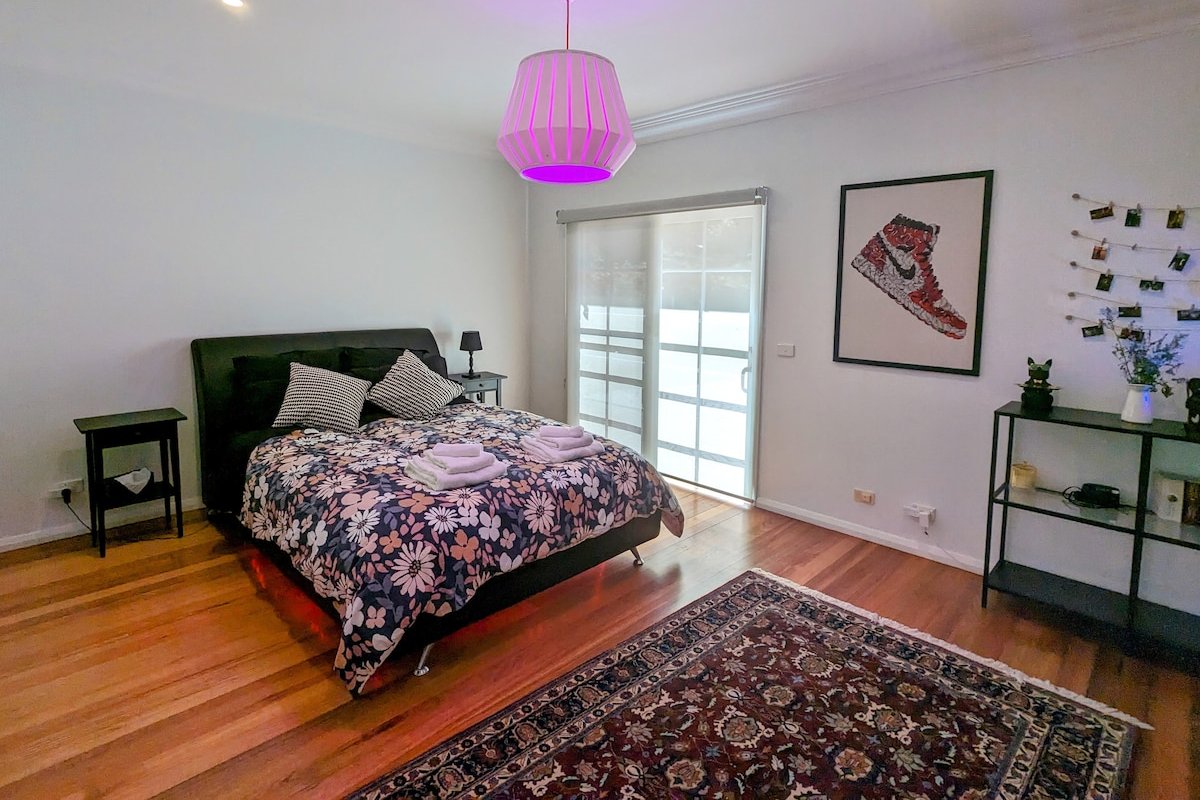 Peaceful Acre Retreat – Pets & Long Stays Welcome gallery image 4