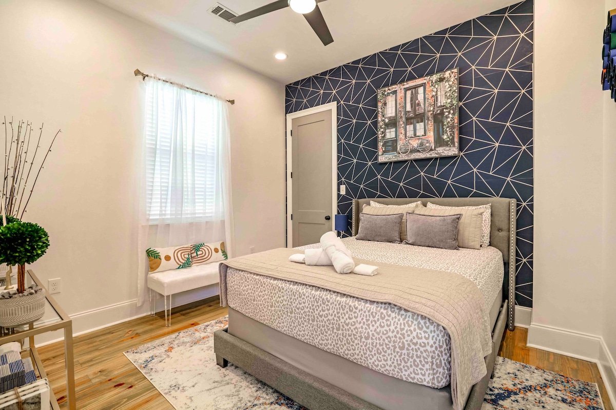 Walk to French Quarter from Modern home gallery image 5