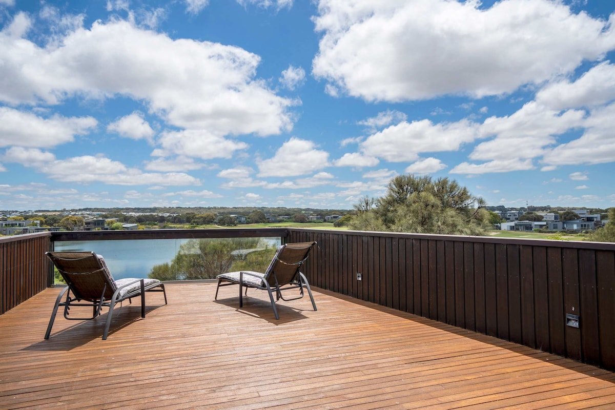 Front Row Golf & Lake Views Luxe Coastal Retreat gallery image 5