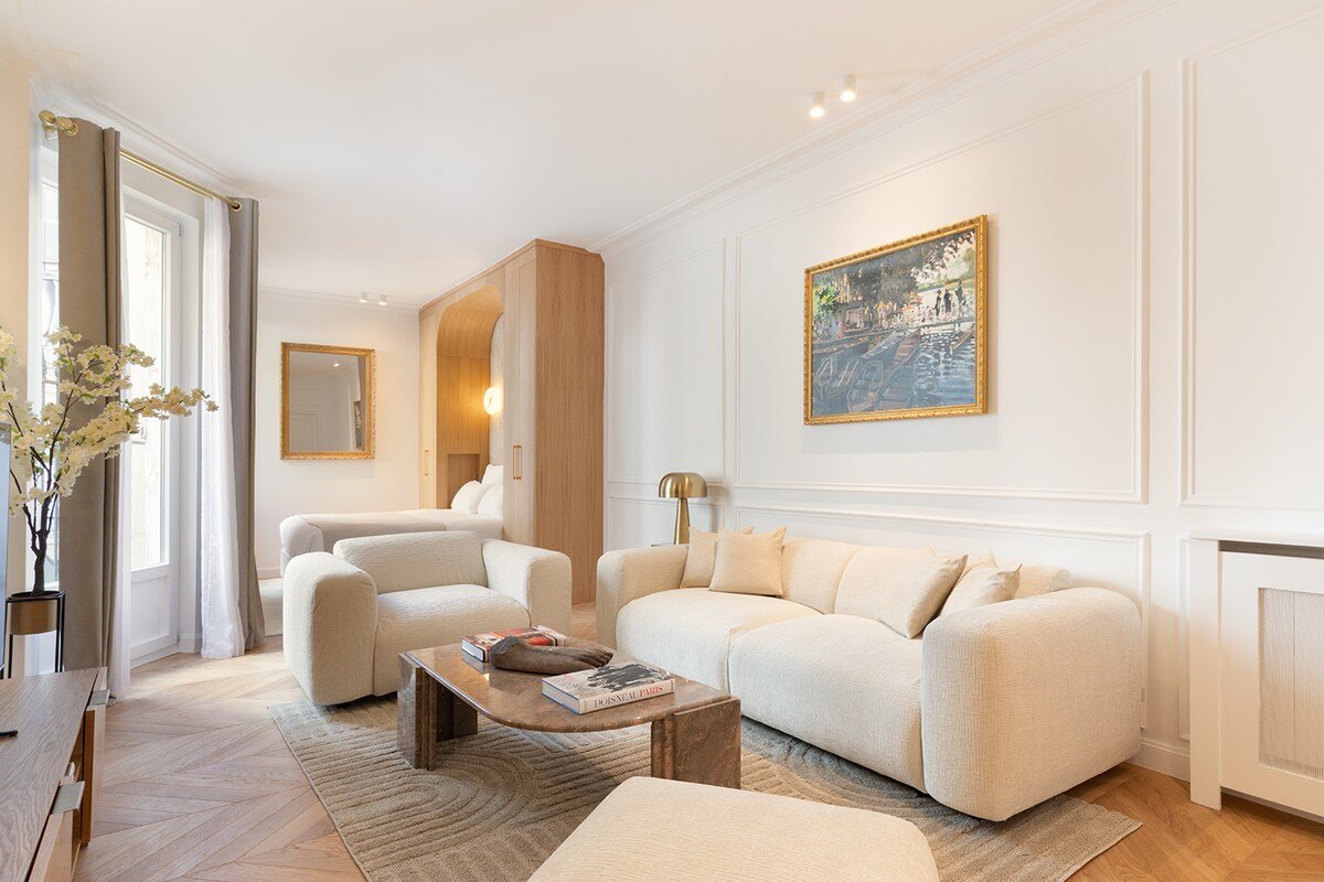 An Exceptional 3-BR/3Ba with Services – Opéra gallery image 2