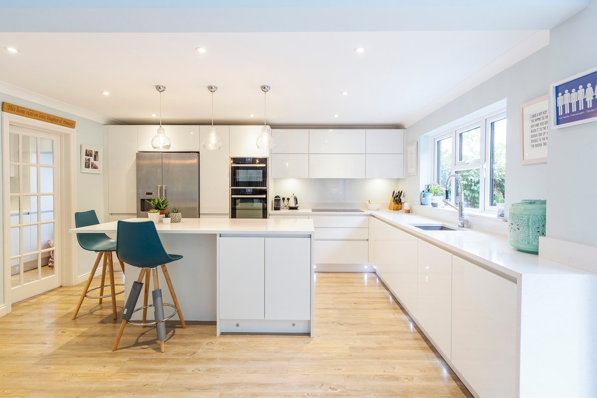 Luxurious Modern Quality House – 10 mins from City gallery image 2