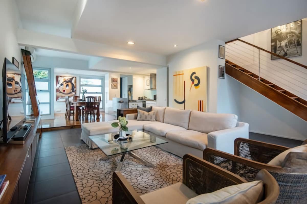 Elwood Village Entertainer gallery image 3