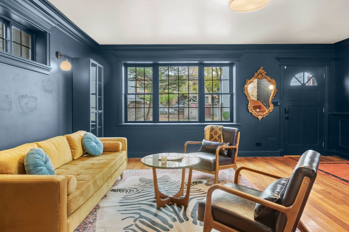 Prime 4BR Sleeps 13 Chef Kitchen 8 Blocks to Cubs gallery image 3