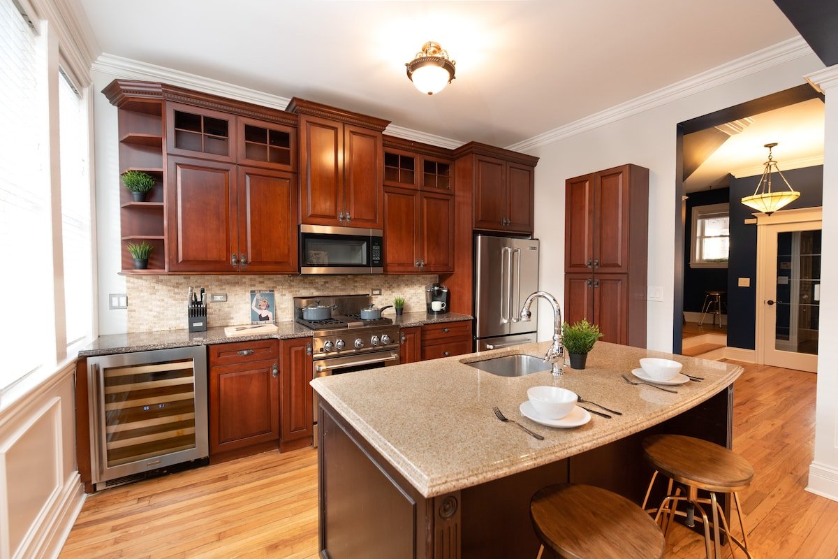 Stylish 3BD House 3min walk WrigleyField/Free Prkg gallery image 3