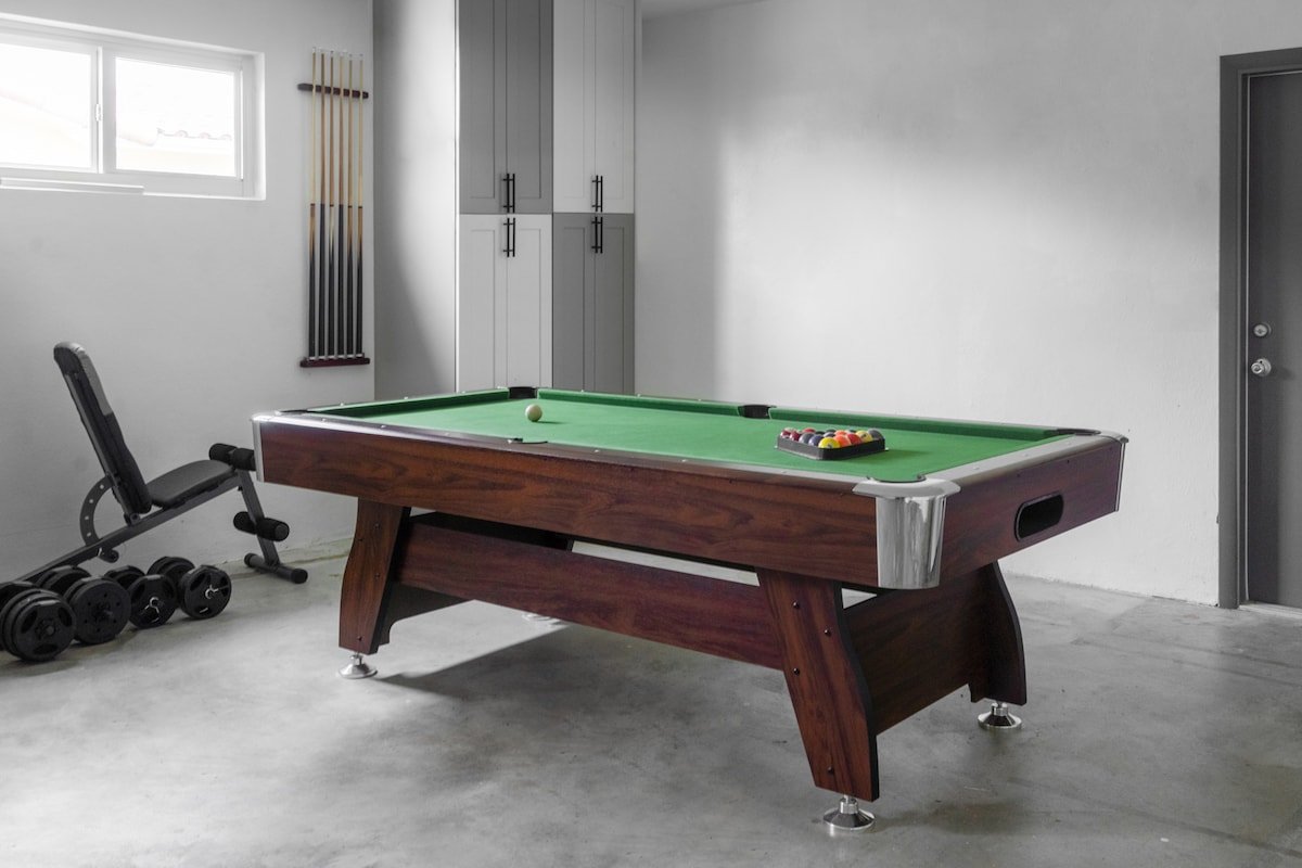 Modern luxury home, heated pool & pool table gallery image 3