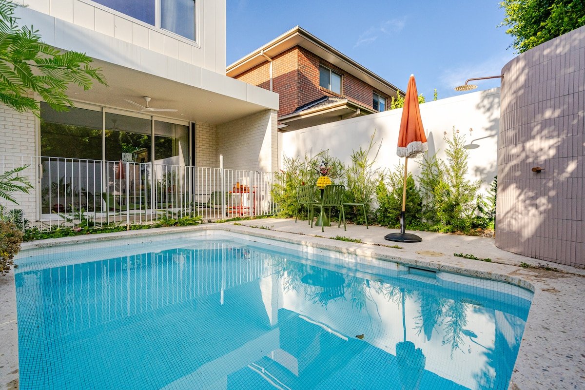 Luxe Designer Family home w Pool and trampoline gallery image 3