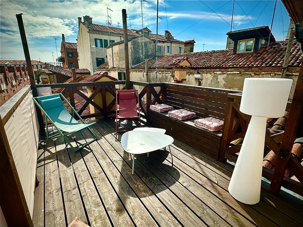 Palazzo Veneziano with roof terrace & canale view gallery image 2