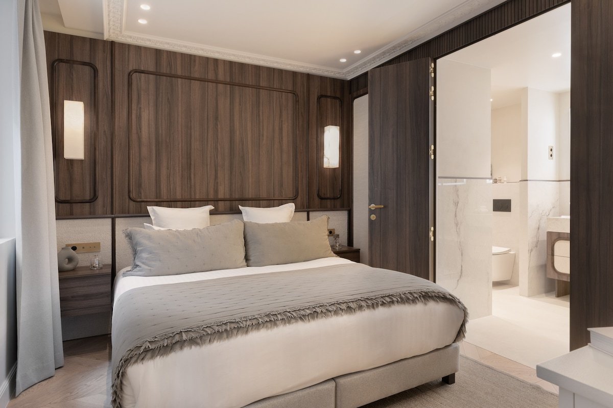 A Sophisticated 1-BR with Services in Louvre gallery image 3