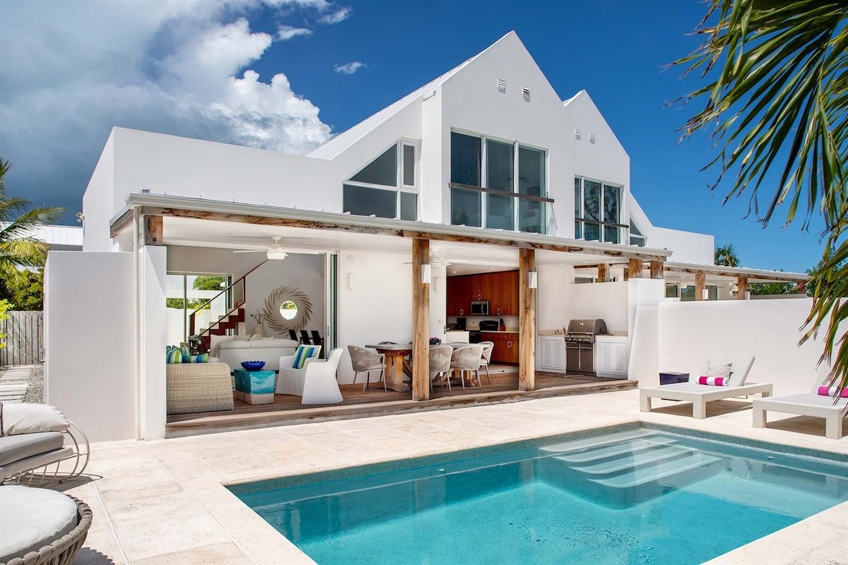 Lux Solaris: Villa w/Pool & Golf Cart by the Beach