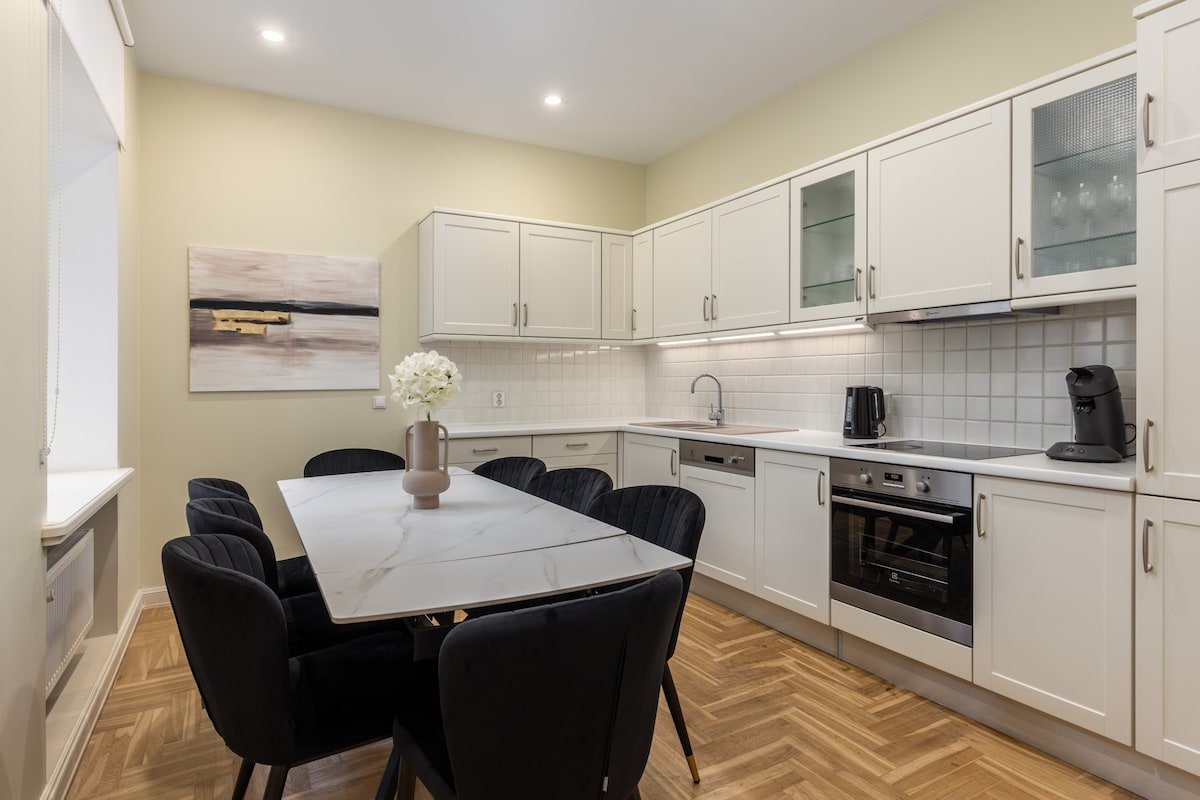 3bd Old Town apartment w/ Sauna gallery image 5