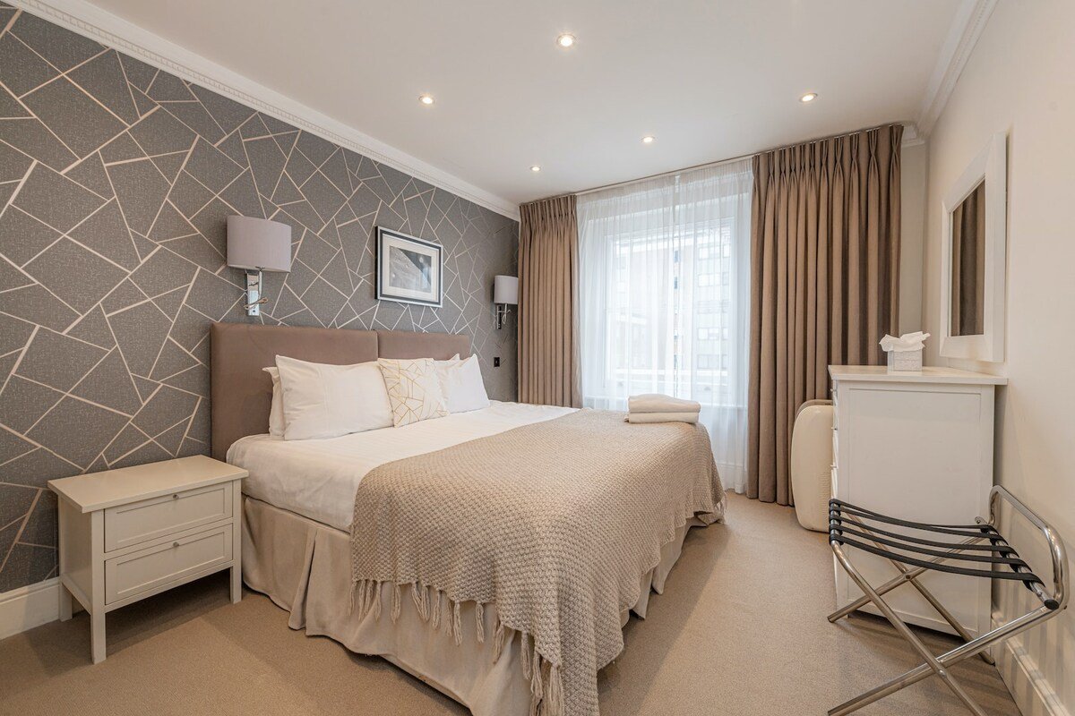 South Kensington Deluxe Two Bedroom Apartment gallery image 5
