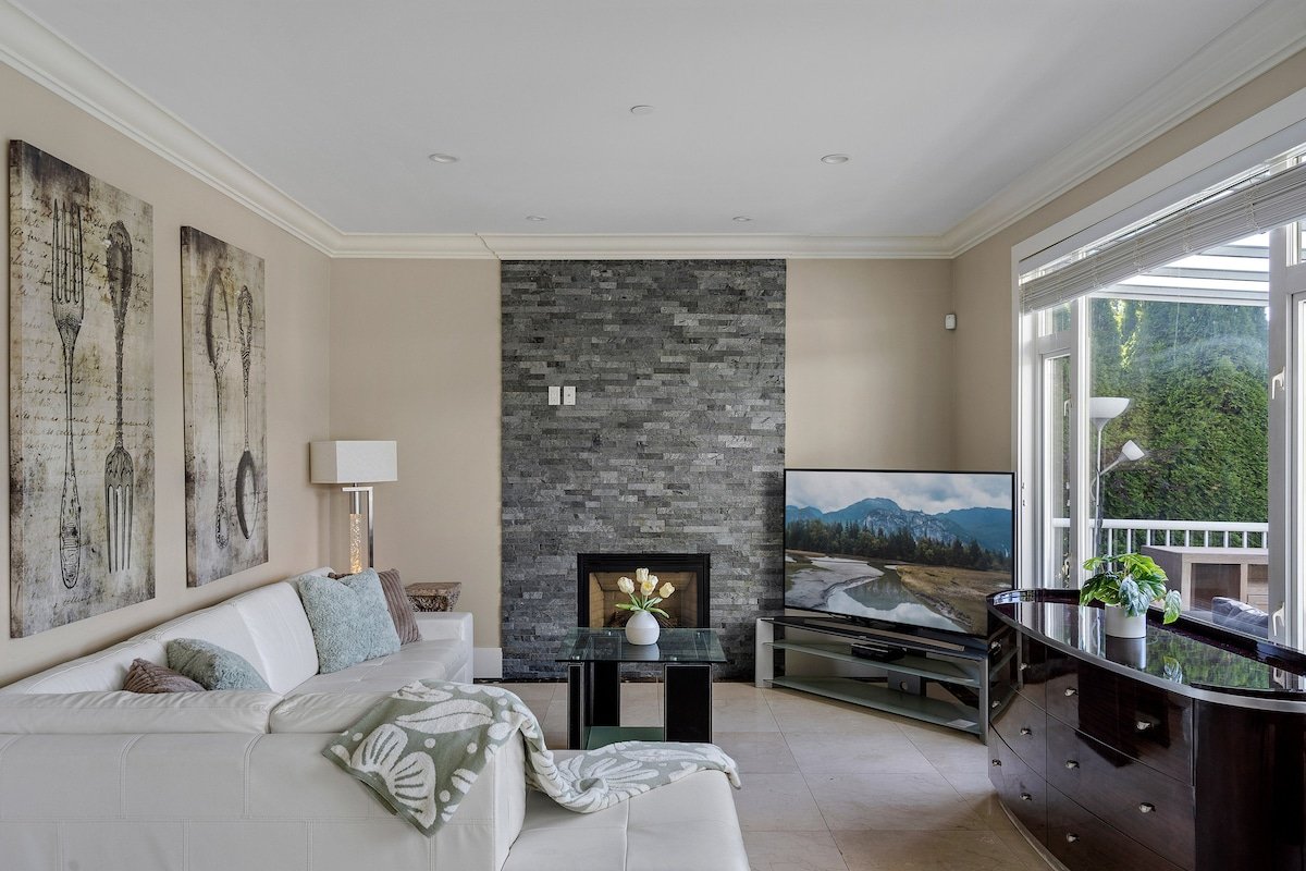 Luxurious Multi-Family Home 10 Mins to Downtown gallery image 3