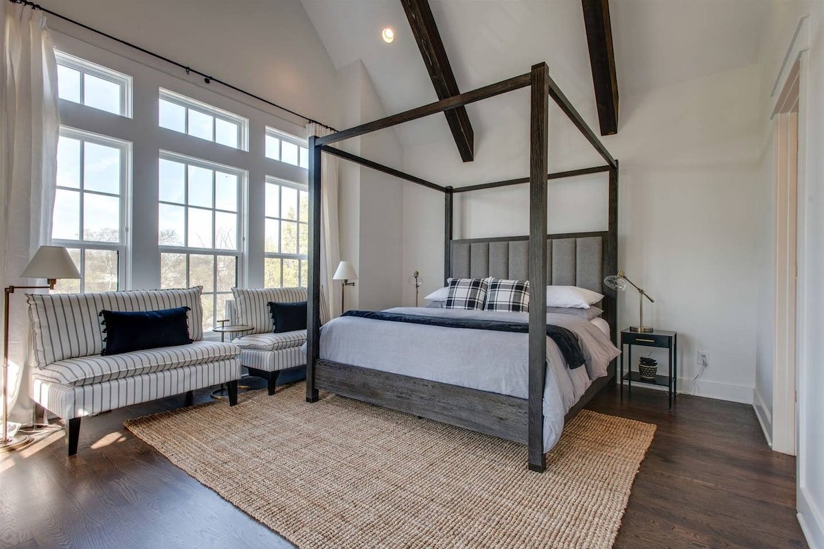 Spacious getaway w/ hot tub & rooftop lounge gallery image 3