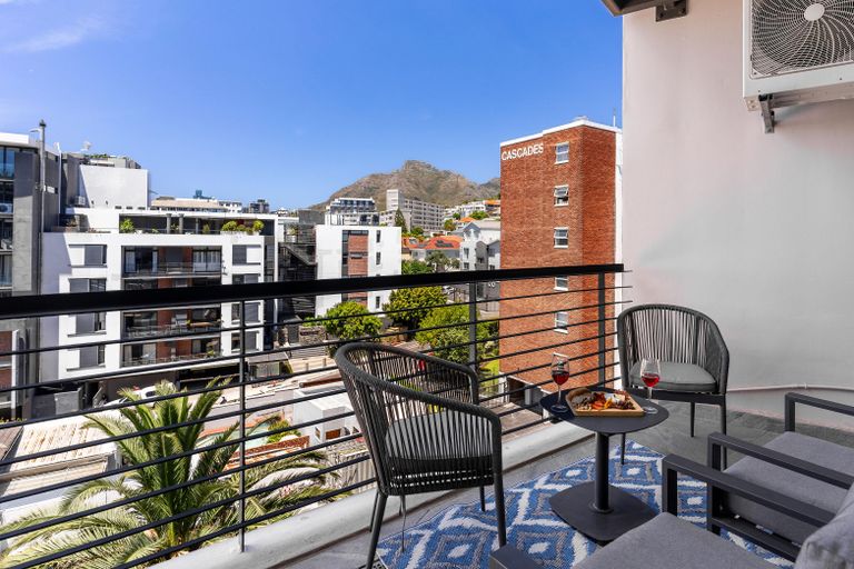Urban Palette - Modern & Artistic Green Point Apt