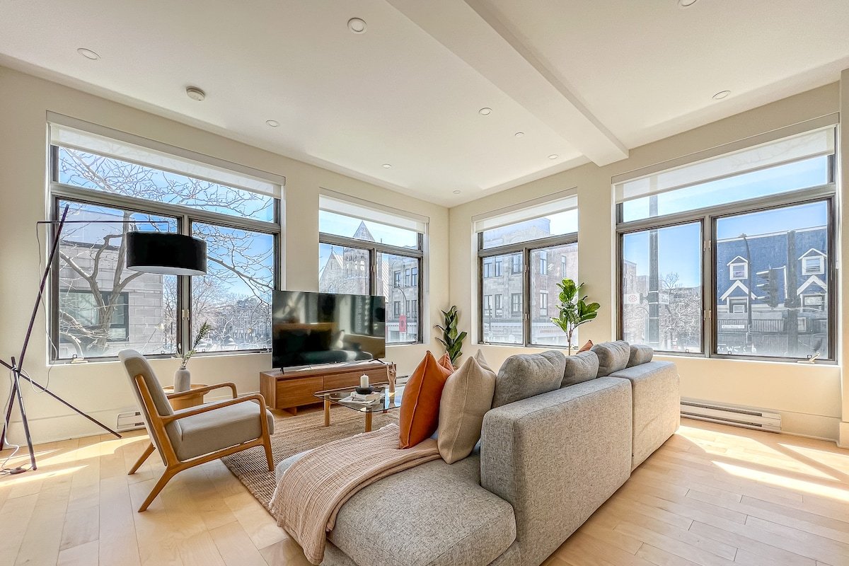 Luxurious 2BR – Plateau Mont-Royal 201 gallery image 2