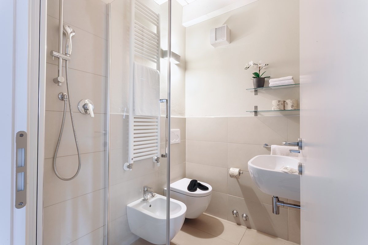 Bright 2 Bedroom apt. facing Servi Church gallery image 4