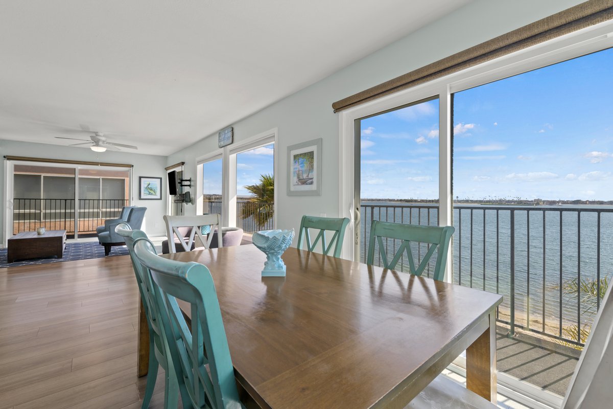 Gorgeous TOP floor Penthouse ON the Bay! #4