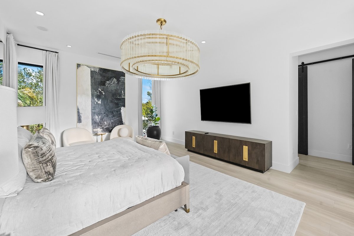 PRISTiNE New Build Mansion! 2 Masters&Heated Pool gallery image 5