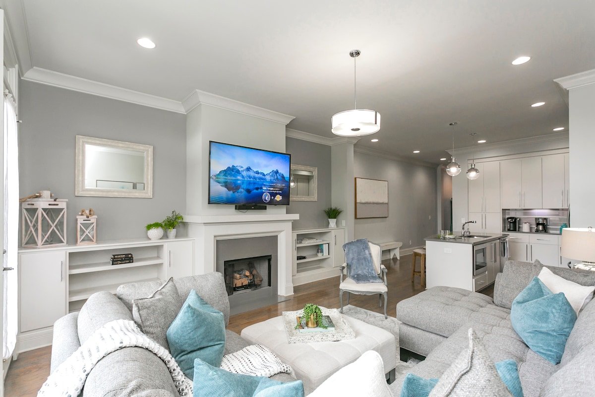 The Kings Palace – 1 mile to Broadway/Sleeps 12! gallery image 3