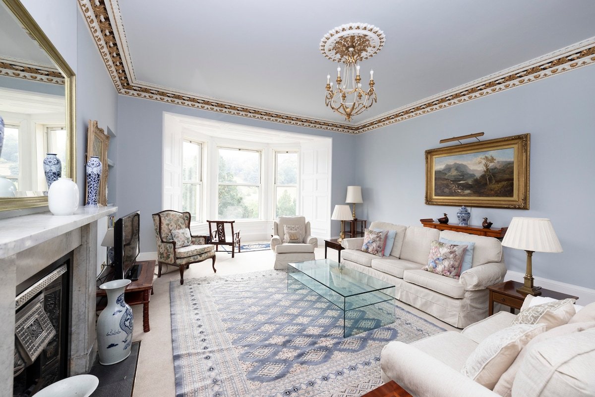 Elegant 3-BR Central Princes Street Apt with View gallery image 2