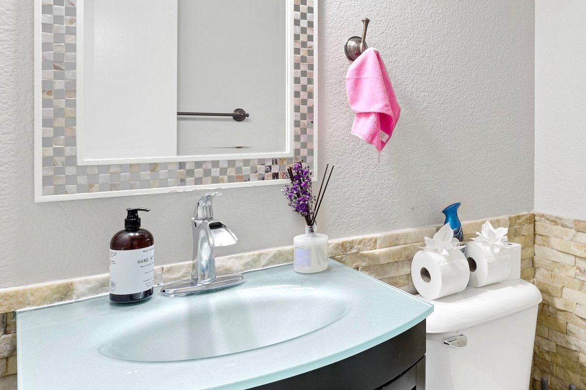 Modern home in Vegas *Strip*Heated Pool n Jacuzzi* gallery image 4