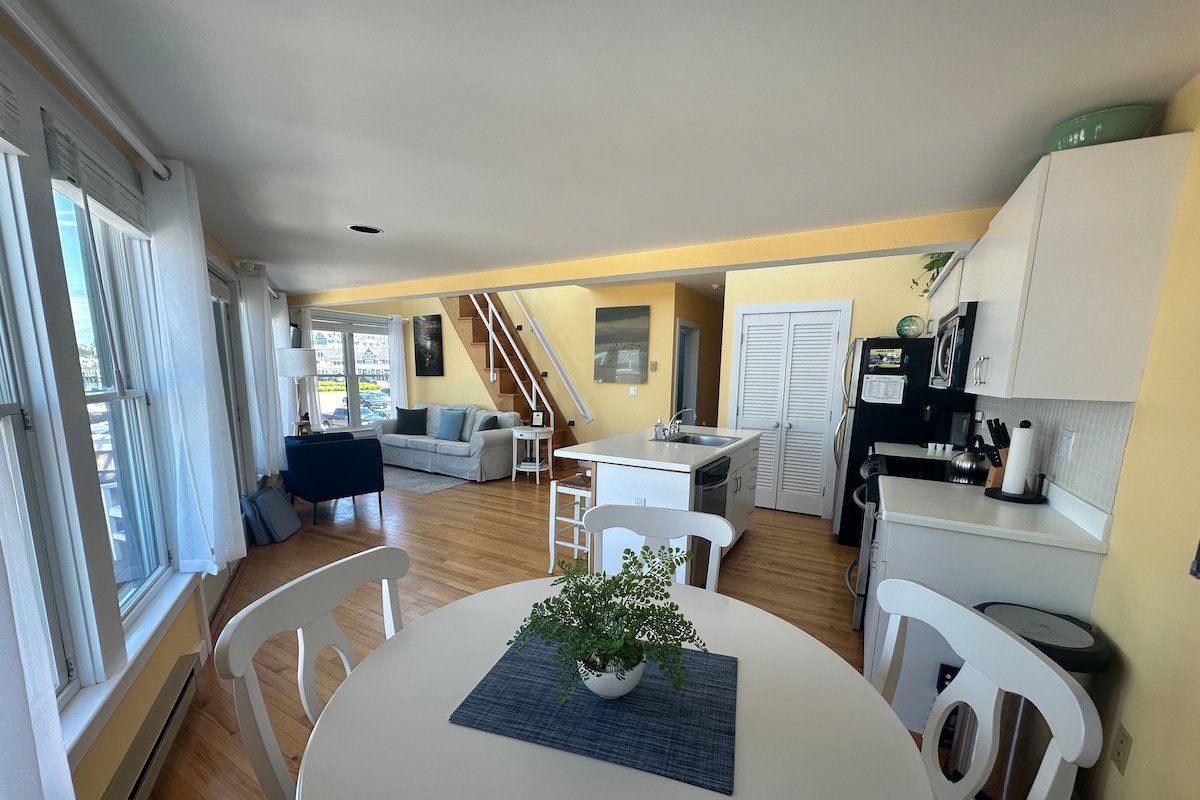 Waterfront in the Heart of Watch Hill gallery image 3