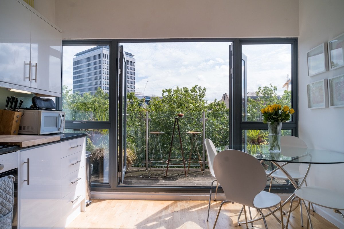 STUNNING city-centre 3 bed. River views + Parking gallery image 2