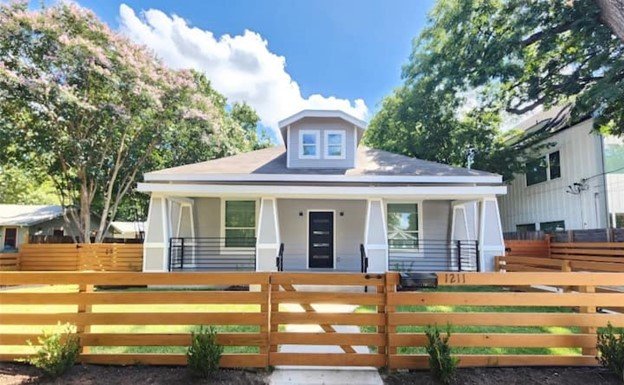 Main House + 2 Back Houses