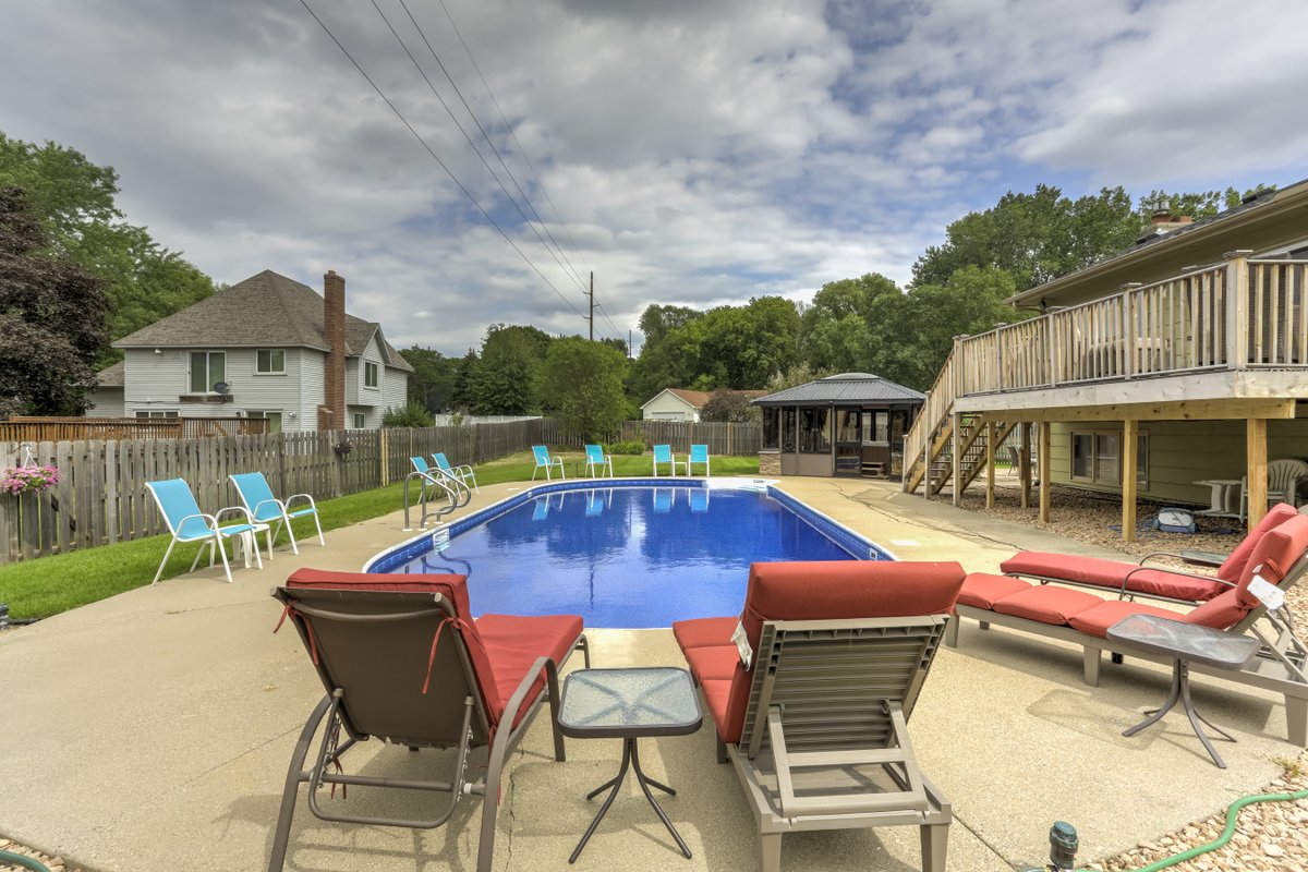 Spacious 5-BR Retreat: Oasis Getaway