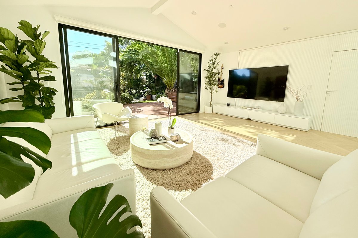 Luxurious and elegant house with tranquil backyard