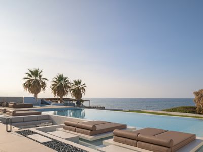 Asea Villa, Spectacular right-on-the-beach Retreat