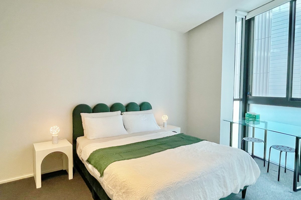 RARE Waterfront Oasis in CBD | Luxurious & Central gallery image 5