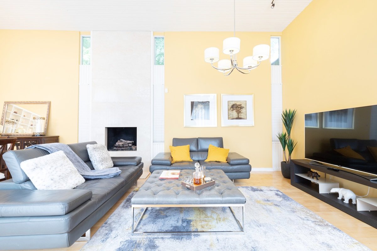 Upscale Home in Lawrence Park [With Yoga Room] gallery image 2