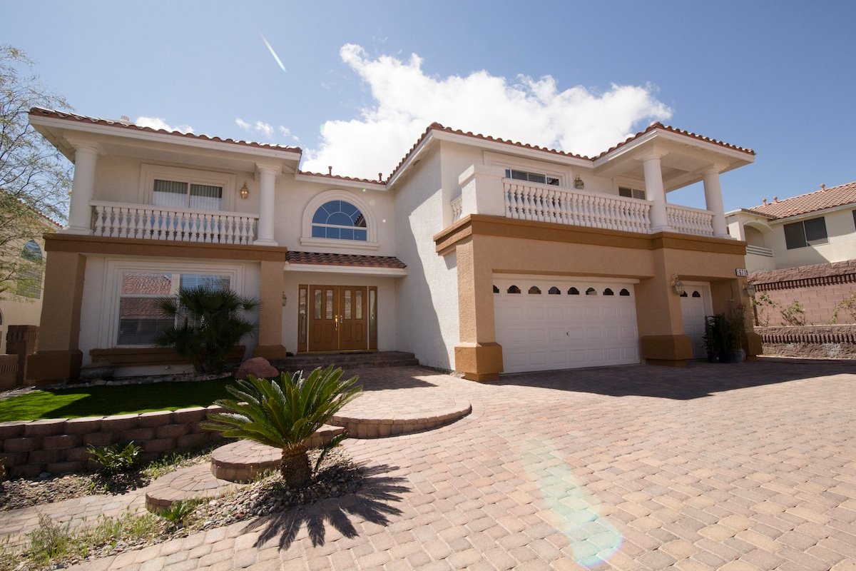 Quiet and Tranquil Retreat minutes from Strip gallery image 2